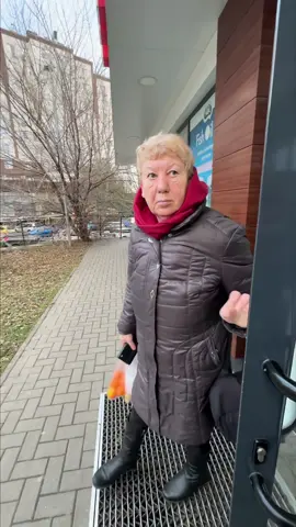 La asa ceva babuta nu sa asteptat😂🗿 Tu cum erai sa reactionezi?😁prima persoana de la @ iti da 100 lei🤑#fy #fyp #for #foryoupage #dimawhite777 #moldova 