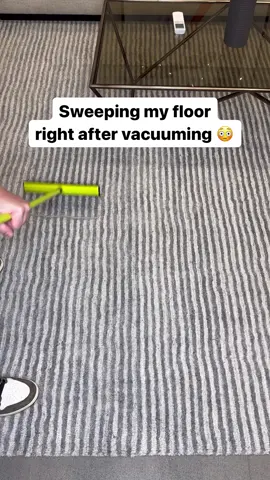 It’s like magic 😮‍💨 #CleanTok #cleaningtiktok #cleaninghacks #tiktokshop #satisfying #review #shocking #pethairremovalbroom #fyp 