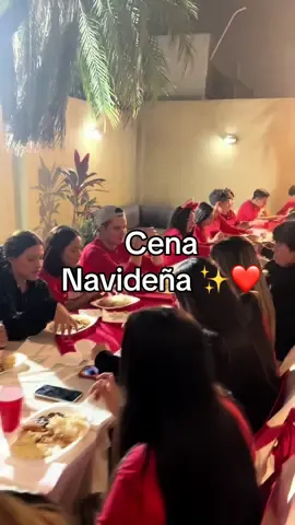 Celebrando la magia de la Navidad con una cena espectacular con nuestros chicos🎄✨ comparte la alegría en la mesa. ¡Felices fiestas para todos! 🍽️🎅 #CenaNavideña #NavidadEnFam
