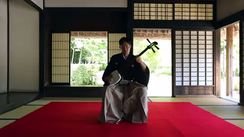 The ‘Shamisen’ is a three-stringed traditional Japanese musical instrument derived from the Chinese instrument sanxian. It is played with a plectrum called a bachi. In this video, Masamitsu Takasaki demonstrates what is considered the most recognised genre of shamisen music, ‘Tsugaru Shamisen’ Link to full video: https://youtu.be/iJhlX6Lkq_Y?si=UH3d9Nd0rm4LXq5G #ethnicinstruments #worldmusic #traditionalmusic #folkmusic #japanesemusic #shamisen #tsugarushamisen #fypjapan 