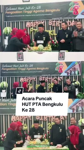 Rabu, 13 Desember 2023 Pengadilan Tinggi Agama Bengkulu merayakan hari ulang tahun yang ke 28 bertempat di aula Pengadilan Tinggi Agama Bengkulu. Acara ini dihadiri oleh seluruh aparatur PTA Bengkulu serta ketua,wakil ketua,panitera dan sekretaris PA se-wilayah PTA Bengkulu. Puncak perayaan ulang tahun ini diwarnai dengan pemotongan tumpeng dan pemberian penghargaan bagi para pemenang lomba pada rangkaian HUT PTA ke-28 ini.  #humasmahkamahagung #ditjenbadilag #ptabengkulu #pengadilan 