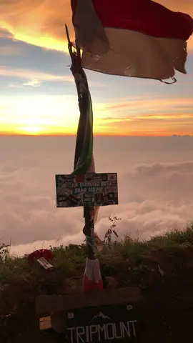 the most beautiful part. #sunsetmountain #pendakiindonesia #buthak 