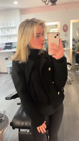 Let‘s get my hair fixed 🤍 #blondehair #nofilter #foryourpage #viral #greeneyes #foryou #hairfreshup 
