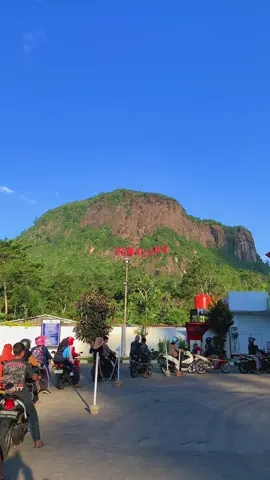 Mungkin ini adalah salah satu SPBU dengan view terkeren di Pemalang😍 Ada yang tahu dimana? . . . #pemalang #pemalanghits #pemalang24jam #pemalangselatan #pemalangikhlas #fypシ゚viral #fypシ #foryoupage #fyp #spbupertamina #nature #jatengscenery #indonesiageographic 