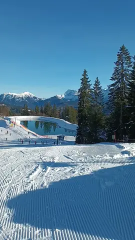 Ein entspannter Sonntagnachmittag am Hausberg (Kreuzwankl) oberhalb von Garmisch-Partenkirchen im Skigebiet Garmisch-Classic / Werdenfelser Land / Oberbayern / Deutschland / Germany...