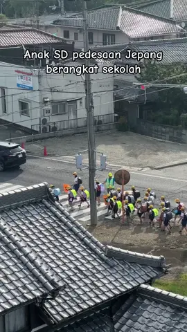 Anak SD di pedasaan Jepang saat berangkat sekolah, banyak yang berjalan kaki. tapi tenang saja, tetap ada yang mengawasi untuk memastikan keselamatan mereka saat di jalan!👧👦 🎥 Tiktok @k.sindi22  Follow @seputarindojepang untuk menambah informasi tentang negara Jepang dan Indonesia. Follow @fastnetjapan untuk mendaptkan internet terbaik di Jepang! #infojepang #infoindonesia #perbedaanjepangdanindonesia #infoterkini #seputarindojepang #fastnetjapan #internetjapan #funfact #magangdijepang #kerjadijepang 