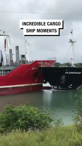 The third clip is so seamless 😱 🎥 Viralhog / Newsflare #UNILAD #fyp #foryou #foryoupage #cargoship #ship #boat #boatlife #sea #ocean #compilation