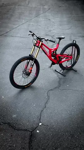 Other Santa cruz v10 color red😍#fypdongggggggg #edit #oneofmydreambike #dreambike #ilovebikes #santacruz #downhillbulid #fypdongggggggg #foryoupage 