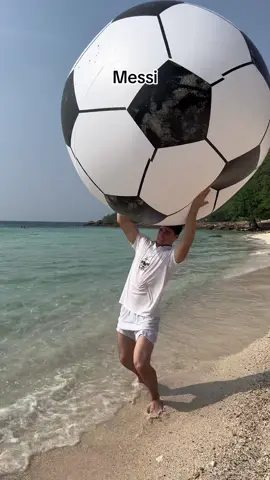 ❌⚽️😱 How popular football players walk on the beach #football #Soccer #viral #messi 