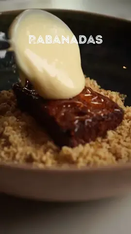 RABANADAS - Mais um clássico desta época natalícia: R A B A N A D A S 🎄Estas são uma delícia e o melhor de tudo é que não são fritas em óleo. COMO? 😦  Com a Easy Fry Max da @moulinexpt é possível e ficam realmente incríveis 🤤🙌🏼 Para isso, só tens de encomendar no site da @fnacportugal para teres o produto disponível (limitado ao stock existente) para levantamento até 24h na loja mais próxima.  Diz-me aqui nos comentários se queres fazer esta delícia para este Natal e eu partilho contigo todos os ingredientes e quantidades necessárias. 🎅 E agora? Agora é a tua vez!! 🫵🏽 - - - - - - @fnacportugal #qchef #ochefemtuacasa #FNAC @moulinexpt #airfryer #EasyFry #moulinex #rabanadas #christmas #christmasfood #Recipe #food