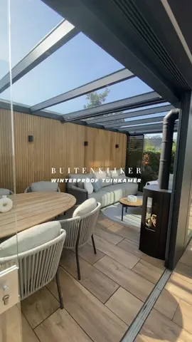 Creëer een cozy buitenruimte waar je óók in de winter kan vertoeven. ✨ #vanbeembuitenleven #tuinkamer #overkapping #zonwering #tuinmeubelen #winter2023 #tuinidee #tuininspiratie #tuinarchitectuur 