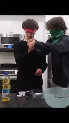 Cooking challenge😊🙊 #sturniolotriplets #sturniolos #sturniolo #sturniolotripletsedit #sturniolotripletsclips #mattsturniolo #chrissturniolo #nicksturniolo #nicolassturniolo #christophersturniolo #matthewsturniolo #fyp @sturtat 