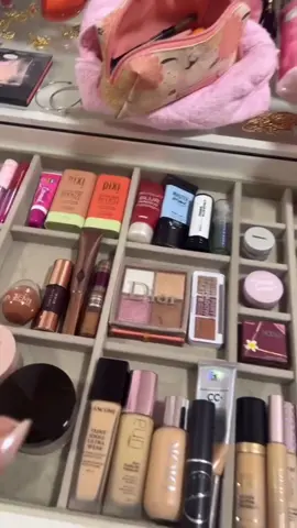 To apaixonada no jeito que ficou💗💄✨ #make #cosmetics #penteadeira #organizando 