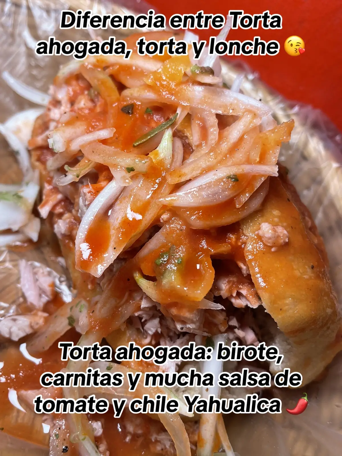 Para que nos entiendan más a los que vivimos en guadalajara, la diferencia entre torta, lonche y torta ahogada esta en el pan!! 🙌🏽 Aquí en Guadalajara tenemos el preciado birote, un pan que no se da en ninguna parte del mundo, es mas firme, por eso resiste los embates de la salsa de tomate, y con ese se hacen las tortas ahogadas. 😉 El lonche generalmente se hace con bolillo y puede ser de cualquier relleno como lo hacen en el resto del pais, solo que le decimos lonche por un modismo que traían los connacionales que vivían en estados unidos y aqui se quedo el nombre de lonche, que viene de lunch: “vamos a lunchear”, “de que te mandaron lonche?” Decían ellos 🫶🏾 Y torta normalmente es con pan telera, aqui las pedimos normalmente de jamon, milanesa, salchicha, quesos, frijoles, lomo, mi favorita es con queso de puerco!! 😘 Espero haya quedado más claro el panorama de la diferencia entre estos 3 términos que solo se emplean en esta bella ciudad.  🙏🏽🙏🏽🙏🏽 #foodporn #foodgasm #gdlfood #gdlfoodie #foodtour #foodlove #buendiente 