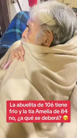 Dos posturas diferentes ante el frio, lo que si la abuelita de 106 está más abrigada que de costumbre 🤭 #abuelita #abuelitas #madreehija #grandma #humor #tiktokseo #seotiktok