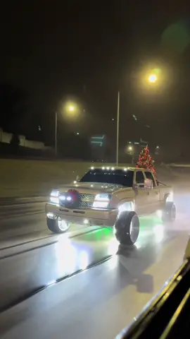 Throwin 4’s #truck #chevy #silverado #cateye #cateyechevy #cateyesilverado #trucks #trucksoftiktok #trucktok #pickuptruck #lights #rollers #christmas #christmascheer #christmastree #rain #rollers #rainyrollers #6slow_cateye #trucksofinstagram 
