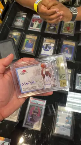 MICHAEL JORDAN’S FINAL SHOT?! Let’s find out. With @prizm_gawd at the @frontrowcardshow in Las Vegas, Nevada.  . Next Front Row Show Oct. 21-22 Rio Hotel, Las Vegas NV . #nbacards #baseballcards #basketballcards #lamarjackson #nflcards #thehobby #whodoyoucollect #sportscards #sportscardcollector #michaeljordan #michaeljordancards #basketballcard  #frontrowcardshow #fyp #blowthisup 