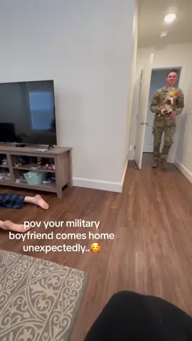told me he was coming home the 22nd but was planning on coming home before that and surprised me!! #fyp #militaryhomecoming #holidayblockleave #army #fypシ 