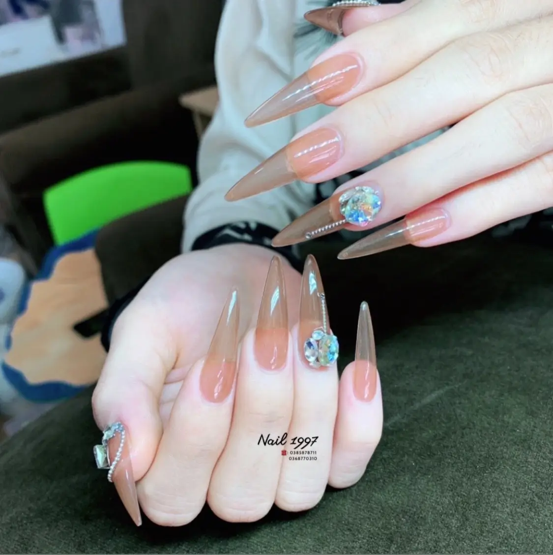 Nên đi làm nail nha mí bạn 😀