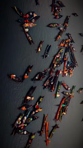 Salah satu keberagaman Budaya Indonesia yang cantik dan unik nih Sob, Pasar Terapung Lok Baintan di Kalimantan! 📍Pasar Terapung Lok Baintan Cr/ig hendriwlsss #WonderfulIndonesia  #DiIndonesiaAja
