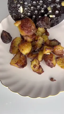 🤤Pommes de terres croustillantes à l’ail et au miel Ingrédients :  Pour 6 8 grosses pommes de terres  2 cas d’origan ou de thym 3 gousses d’ail 2 cas de miel  1 citron  1 botte de ciboulette 1/ faire bouillir 15 min les pommes de terres avec la moitié de l’ail emincé et 1 cas d’origan puis egouttez les et laissez les 10 min à l’air libre 2/ faites chauffez 15 min à 180 de l’huile sur une plaque allant au four 3/ une fois que l’huile est chaude versez les pommes de terres et laissez cuire 1h en retournant les pommes au bout de 30 min 4/ dans un bol melangez le miel le citron la ciboulette et l’origan puis ajoutez cette marinade sur les pommes de terres cuites