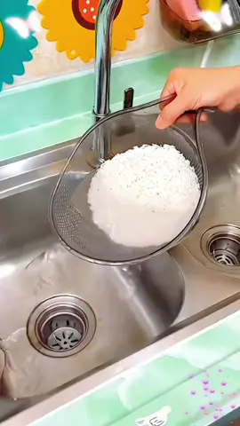 Since I bought this rice washing basin with a handle, I no longer have to worry about the rice pouring out.  This rice washing basin has a large capacity, fine mesh, and fast draining speed, making it convenient and practical.#Kitchen goodies#Rice basin#fyp 