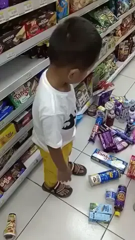 ada ada saja kelakuan anak kecil ini ketika bermain di sebuah supermarket lucu sekali tingkahnya #fyp #hiburan #anaknakal 