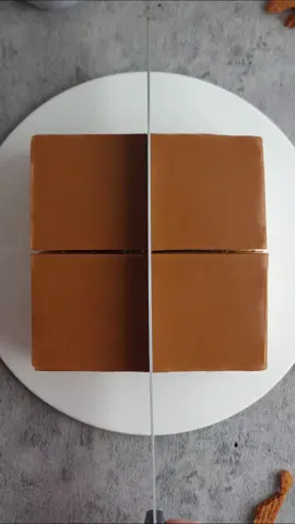 Cheesecake café spéculoos sans cuisson  Base du cheesecake • 100g de biscuits spéculoos  • 40g de beurre fondu Garniture au fromage • 150g de fromage à la crème  • 250g de mascarpone à température • 200g de crème entière montée  • 20g de sucre pâte à tartiner au spéculoos  🇺🇸🇺🇸 No-bake speculoos coffee cheesecake Cheesecake base • 100g of speculoos biscuits • 40g melted butter Cheese filling • 150g cream cheese at room temperature • 250g of mascarpone at room temperature • 200g of whole whipped cream • 20g of sugar speculoos spread