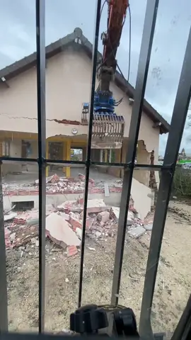 Une petite baraque vite fait bien fait 🚧👷‍♂️#demolition #travauxpublic #excavator #doosan #develon #excademolition #