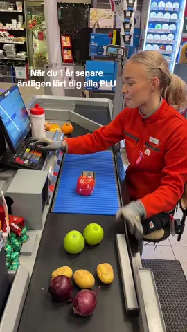 ”Det är ett svenskt äpple” .. 🤭 #ica #icatiktok #plu #humor #icanara #kassa #butik #humor #icanarasoderlivs #foryou #fyp #foryoupage 