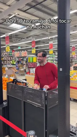Trouxe a vibe de discoteca até ele. #fyp #fy #viral #dj 