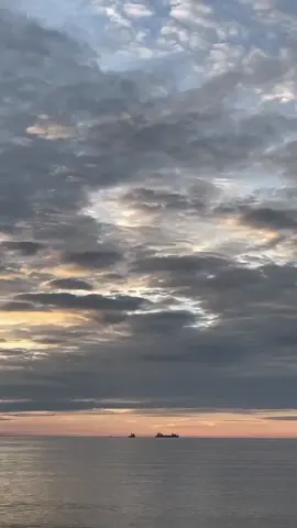 dunia ini pahit bagi orang yang kehilangan seseorang:( #mentahan #mentahanaesthetic #polosan #videoestetik #madewithstories #storywa #aesthetic #videomentahan #video #sad #sadstory #music #sadesthetic #sadvibes #songs #fyp #reels #tiktok #video #quotes  #senja #fyp #fypシ #creativepost #fyppage #pesonaindonesia #tiktokfyp #sadsongs