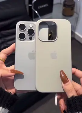 Transforme seu iPhone em uma obra-prima de elegância com nossa capinha aveludada! 🌟 Toque suave, visual deslumbrante. Adquira em nosso site!  www.vivona25.com.br  #capasnoatacado #capinhasdecelular #capas25demarço #acessoriosparacelular #capadecelular #capaiphone 