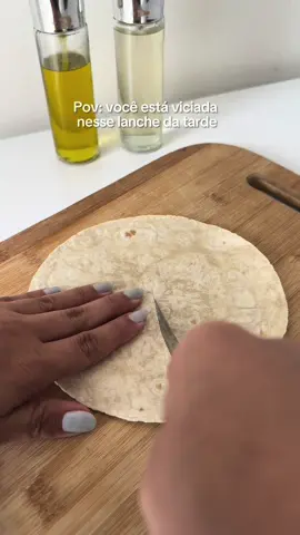 Receita 🌮 : •rap10 •requeijão light  •frango desfiado  •Alface •Cebola roxa  •Tomate  •queijo mussarela 🌮Pode grelhar na sanduicheira ou na frigideira. Kcal: 275kcal  ⚠️Aproveite a promoção da minha plataforma de receitas saudáveis + de 350 receitas para sua reeducação alimentar, receitas em vídeos e em PDF. Link na bio