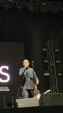 Ingkar, pertama kali di panggung festival. walau cuma sepenggal 🥺❤️‍🩹🫶🏼 #tulus #ingkartulus #albummanusiatulus #tuluscompany 