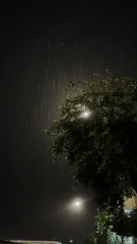 مطر الليل غير.#تصويري #fyp #explore #مطر #الشعب_الصيني_ماله_حل😂😂 