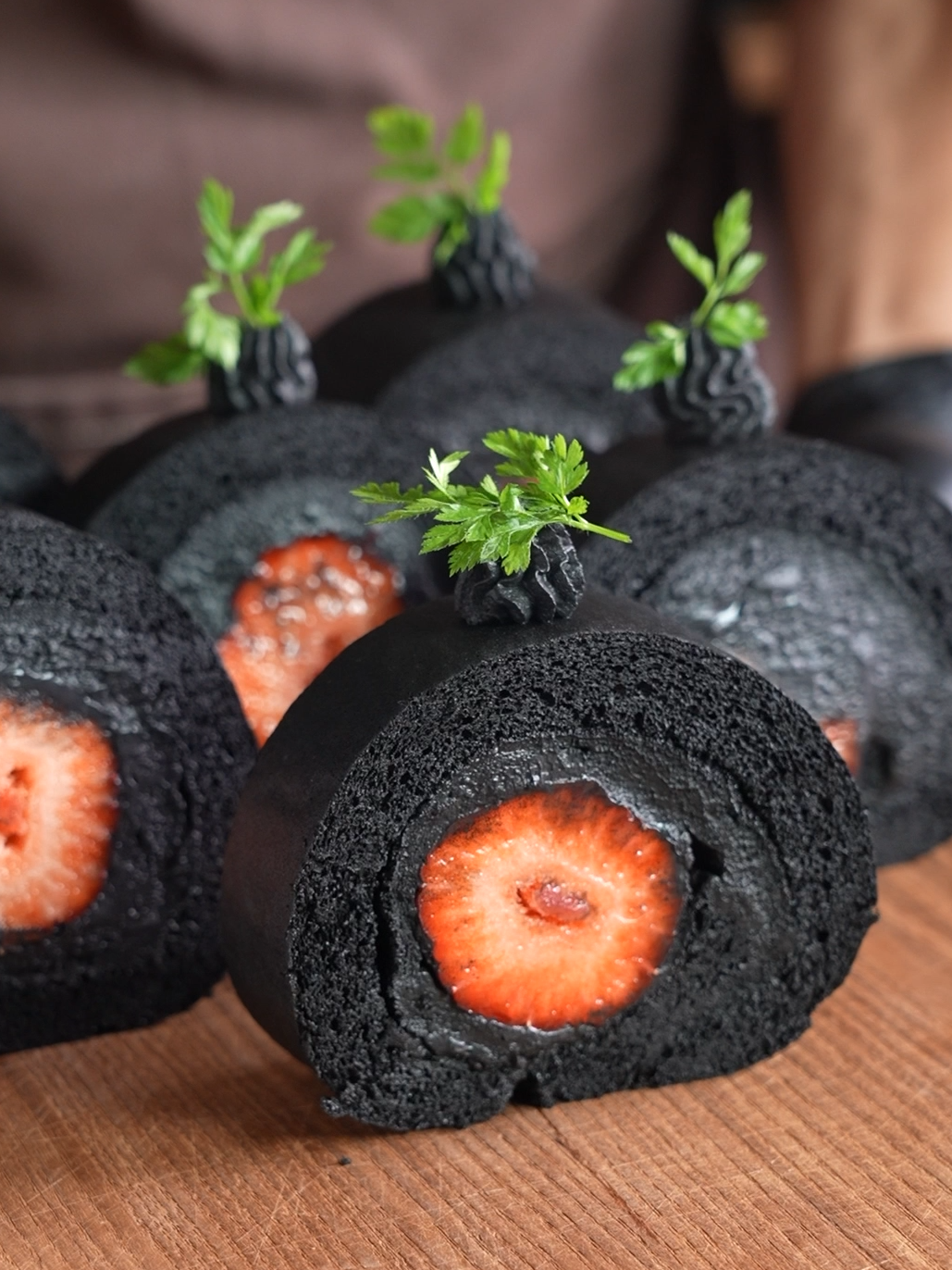 Christmas Black and red swiss roll cake 漆黒と紅のクリスマスロールケーキ #tiktokfood #black #swissroll #christmascake