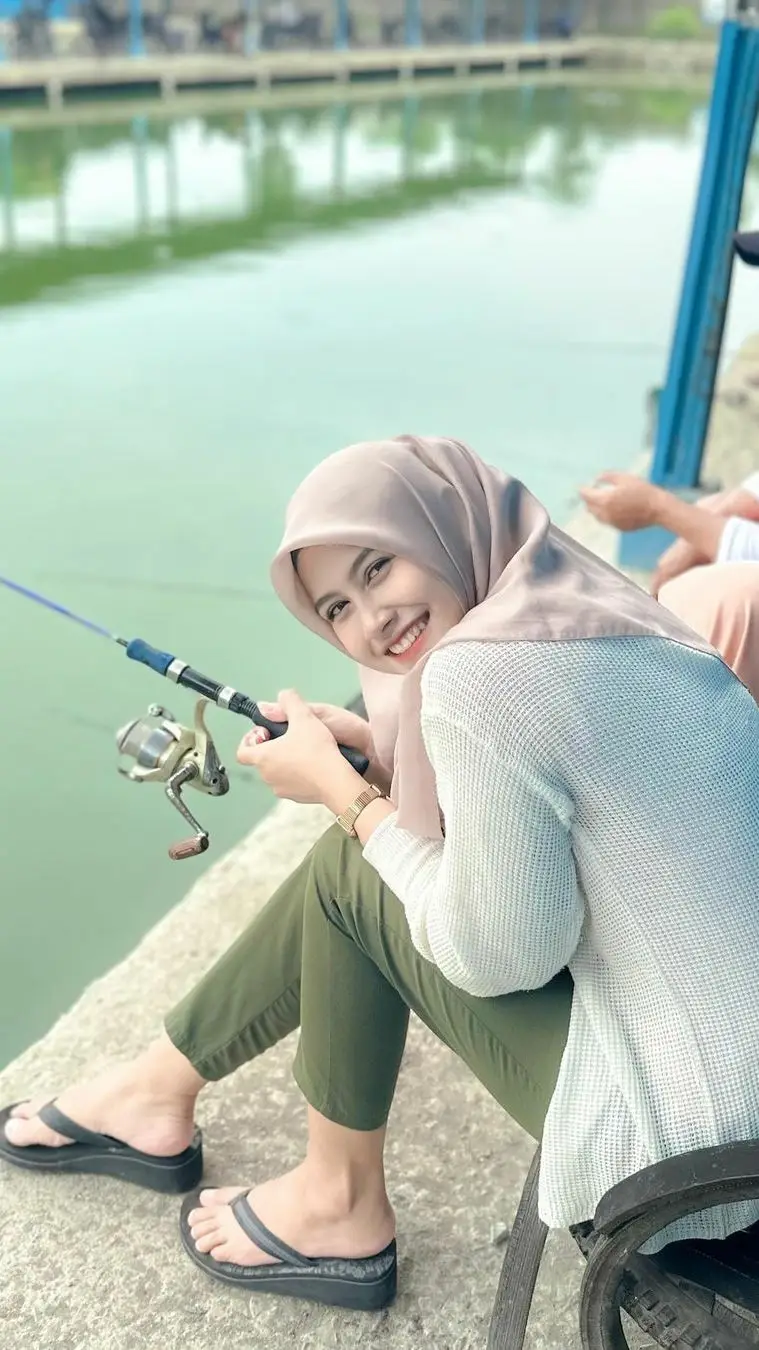 #fypシ゚viral #cewekbajuputih #viral #fypシ #fotocewekhijab #lagitrending #djminang #laguminangviral #beradafypシ #cewekkolam #fypage #gunungmerapisumbar #minangpride #izinpost #laguminangviral #hobimancing #cewekmancing #mimpiparintangrusuah 