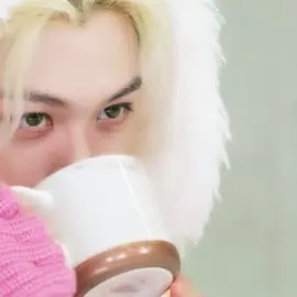 Pink outfit with blonde hair, he so Barbie 🩷 #StrayKids #straykidsstay #fyp #felix 