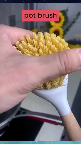 This long-handled wooden brush can clean pots without dirtying your hands#fyp #kitchenware #kitchengoods #KitchenHacks #foryou #brush #household #asmr 