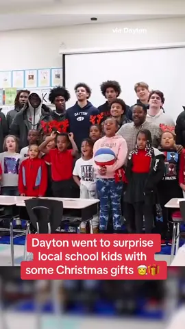 It was their Santa moment 🎁 #collegebasketball #cbb #christmas #gifts #dayton 