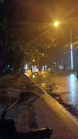 kayakny ud lama terakhir kali menikmati bawa motor ditengah gerimis, larut malam dan sendiri...  mgkn terakhir kali d jogja?? 👻🤷‍♀️