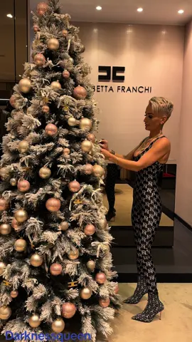 #darqnessqueen #christmas #justmetheoriginal #strongwomen #elisabetafranchi #marriot #gold #christmastreedecorating 