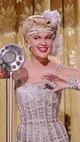 The end of Lina Lamont’s charade in MGM’s SINGIN’ IN THE RAIN (‘52). 🤣 With Jean Hagen, Gene Kelly, Debbie Reynolds, Donald O’Connor and Millard Mitchell. This is always my go to feel-good film. With a cast of extraordinary talent, brilliant writing and outstanding numbers. It never gets old! Tags: #singinintherain #musical #genekelly #donaldoconnor #debbiereynolds #1950s #1952 #smile #thebest #movie #oldmovies #classic #goldenera #talent #style #fashion #roaring20s #jeanhagen 