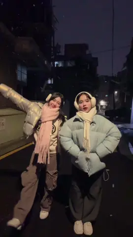 Snow and girls ❄️ #outfit #fashiontiktok #winterfashion #xh #dance #koreanstyle 
