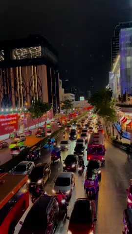 Traffic tales and city trails🚘💫 #citynight #cars #bangkok #trafic #citylights #trending #fypシ 