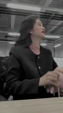 Nghĩ tới hai lầ lãnh lương nữa là tới tết ,tự dưng thấy yêu công việc đang làm hẳn ra mỗi ngày dù có keut xe hai ngày vẫn thấy ổn#moingaymotoutfit #aodasweet #xuhuong #vănphòng #măcdepmoingay #Outfit #dilam 