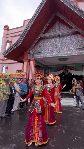 Tari Batak Toba.  . Kami menyediakan jasa hiburan tari tradisional & modern , coaching (pelatih tari) ataupun kostum tari tradisional .  _____________________________________________ Contac person ☎️ lihar : 082165820004. _____________________________________________ #rolllinaDancermedan #sanggartarirolllina #sanggartarimedan #sanggarmedan #penarikotamedan #penarimedan #dancermedan #penarisumut #penarihitsmedan #dancerhitsmedan #sewakostummedan #penyewaanbajuadat #sewabajutarimedan #gurutari #pelatihtari #eventorganizermedan #weddingorganizermedan  #sewatarimedan #penaribatak #penaribatakmedan #tarianbatak #penaribataktoba #batakdancer #penariwisma #mangulosi #uloshela #penaricantikmedan #penaribatakcantik #ulospasamot #jasatarimedan