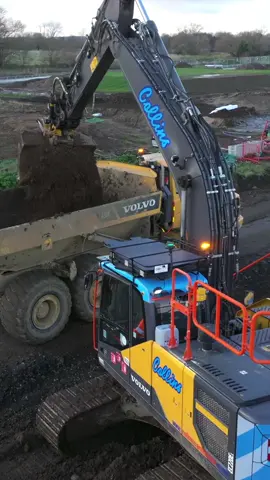 We hope everyone is having a wonderful Christmas Day. Here’s some footage of one of our Volvo EC220s with engcon tiltrotator and GPS. #collinsearthworks #construction #engcon #excavator #volvoce #heavyequipment 
