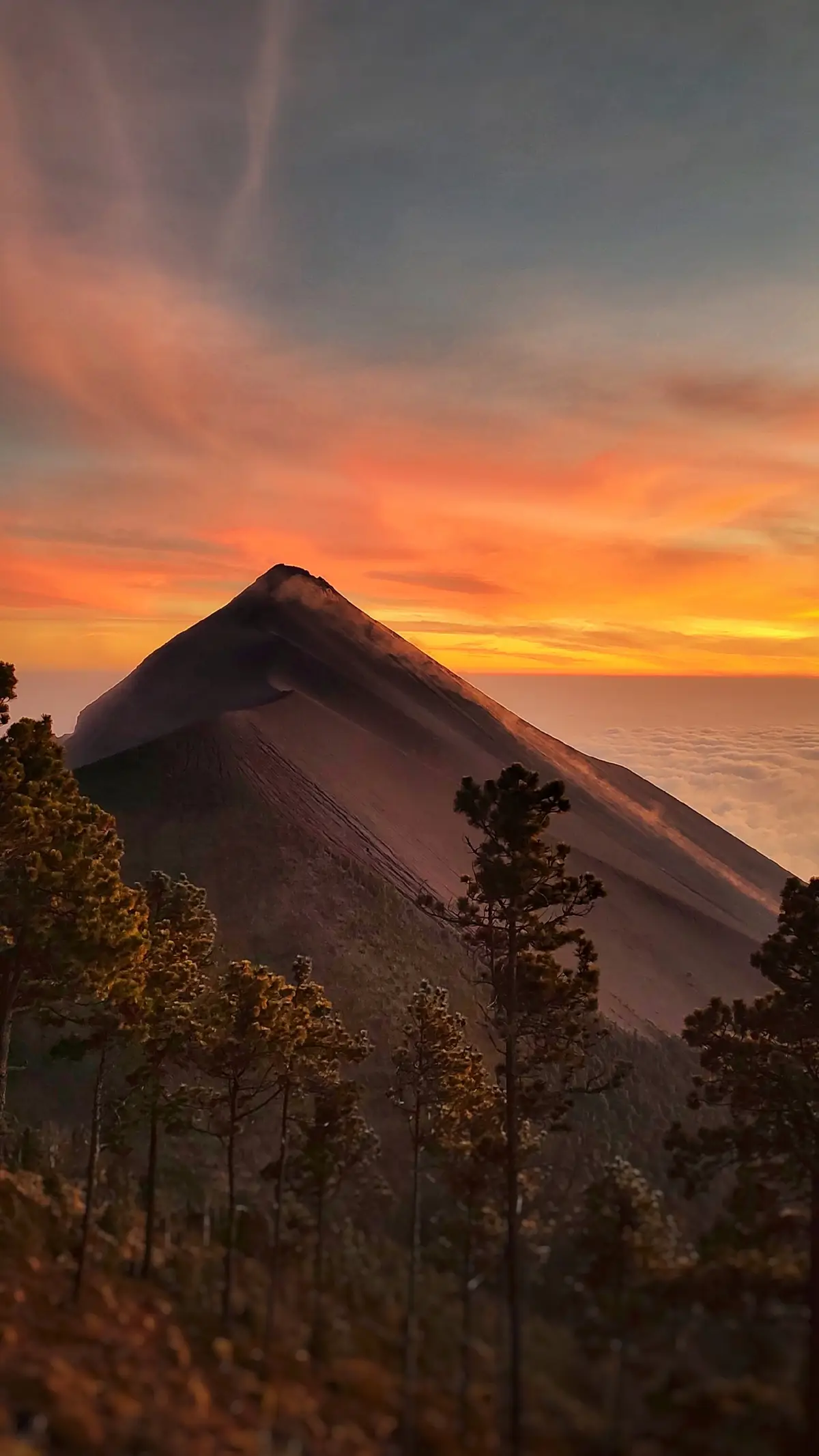 No podía ser otro lugar 🇬🇹♥️ #Guatemala #volcandefuego #atardecer #sunset #dusk #paisaje #landscape #acatenango 